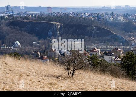 Panorama di parte della città di Praga nel quartiere di Divci Hrady. Natura selvaggia, rocce Branicke, pendio collina, case e costruire Branik quartiere all'orizzonte Foto Stock