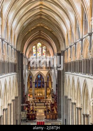 Vista interna che si affaccia sulla nave e Quire fino alla Cappella della Trinità all'estremità Est della Cattedrale di Salisbury, Inghilterra. Foto Stock