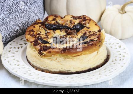 Cheesecake tradizionale di natale con guarnizione al cioccolato. Dessert festivo Foto Stock