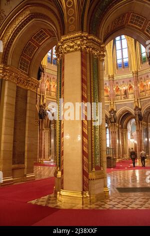 Guardie che proteggono la Sacra Corona d'Ungheria nella cupola del Palazzo del Parlamento Ungherese, Budapest, Ungheria, 13 maggio 2019. Foto Stock