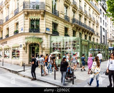 PARIGI, FRANCIA - 12 GIUGNO 2015: Persone di fronte AL negozio LADUREE agli champs elysees. E' il miglio dello shopping piu' famoso in Francia. Foto Stock