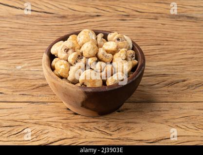 Canjica, popcorn hominy o bianco, popcorn dolce in una ciotola sopra tavola di legno. Foto Stock