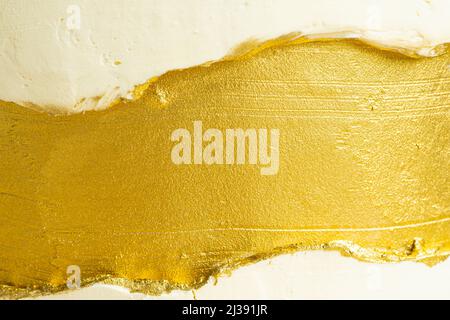 Vista macro di crema dorata e bianca sulla torta. Decorazioni per torte con spruzzi d'oro. Consistenza della torta. Foto di alta qualità Foto Stock