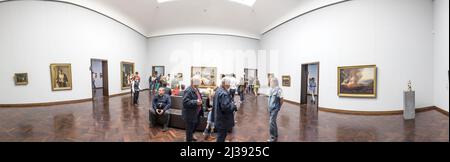 FRANCOFORTE, GERMANIA - 6 MAGGIO 2017: La gente si unisce alla notte museo 2017 a Francoforte nel staedel. Circa 50 musei e gallerie partecipanti mantengono il Foto Stock