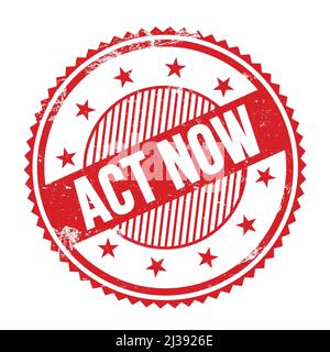 ACT NOW testo scritto su rosso grungy zig zag bordi rotondo timbro. Foto Stock