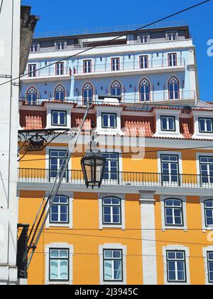 Una foto verticale di edifici colorati di giorno. Foto Stock