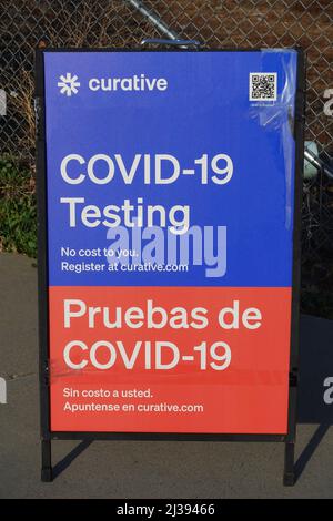 Lake Elsinore, CA, USA - 4 aprile 2022: Test COVID-19 gratuiti. Guidare attraverso il cartello clinica di test su una strada. Foto Stock