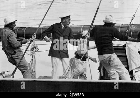 La festa del Re a Cowes. H.M. il re, accompagnato da H.R.H. il duca di Glouester, corre nel suo yacht 'Britannia' nella regata reale del Southampton Yacht club a Cowes, I.O.W., luglio 30th. H.M. il Re con l'equipaggio ***** sul foglio principale. Settembre 12, 1932. (Foto di Sport & General Press Agency, Limited). Foto Stock