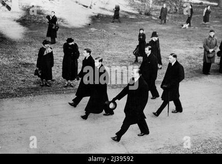 Da sinistra a destra: Il duca di York; il re Edoardo VIII; il duca di Gloucestor; il duca di Kent e il conte Harewood seguendo la bara a Sandringham sulla strada per la stazione di Wolferton. Marzo 9, 1936. Foto Stock