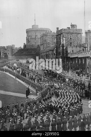 Il passaggio di King George V. le ultime scene di impressione a Windsor. Una vista generale della scena magnificente è la processione funebre che si è svolta a Lower Ward, Castello di Windsor. La torre rotonda è vista sullo sfondo. Gennaio 28, 1936. (Foto di Sport & General Press Agency, Limited). Foto Stock