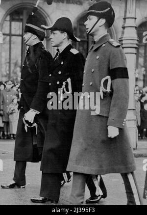 I figli di Re tardi al funerale. Re Edoardo VIII (In uniforme dell'Ammiraglio) con il Duca di York (a destra) e il Duca di Gloucester, camminando nella processione funebre attraverso Piccadilly. Questo, e altre immagini dei funerali del Re defunto pubblicato in questo numero, sono stati ricevuti a Sydney per posta aerea al giorno. Febbraio 17, 1936. Foto Stock