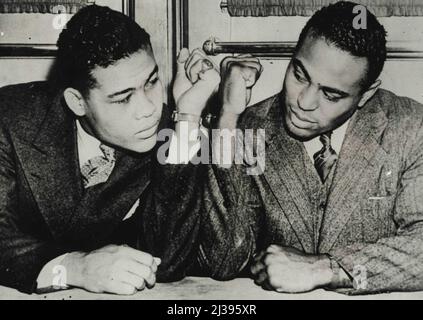 All Coloured Heavyweight Title Fight -- un'immagine interessante di Joe Louis (a sinistra) e John Henry Lewis fotografato insieme a New York. Top la prima volta nella storia della boxe due combattenti colorati si incontrano per il titolo di peso massimo del mondo. Sono Joe Louis, gli attuali titolari e John Henry Lewis. La lotta si svolge a New York il 27th gennaio. Novembre 12, 1938. (Foto di Topical Press). Foto Stock