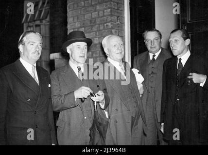 Tory 'Shadow Cabinet' si incontra a Churchill's Home -- fotografato fuori dalla residenza di Hyde Park Gate di Churchill, ieri sera, dove hanno partecipato alla riunione 'Shadow Cabinet'. Da sinistra a destra: Anthony Eden, Lord Swinton, Lord Woolton, non identificato, e (estrema destra) Geoffrey Lloyd. Il conservatore 'Shadow Cabient' male il suo secondo incontro completo dall'annuncio della data delle elezioni generali, presso la Hyde Park Hate Home di Winston Churchill ieri sera, quando la politica di partito e tattica elettorale sono stati discussi. Settembre 26, 1951. (Foto di Fox Photos). Foto Stock