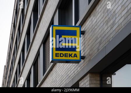 Logo della società di supermercati Edeka su una facciata di un edificio. Segno di un grande rivenditore tedesco all'aperto. Emblema pubblicitario di un negozio di generi alimentari. Foto Stock