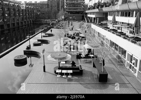 Lakeside Terrace nel Barbican, City of London UK, vista dall'alto Foto Stock