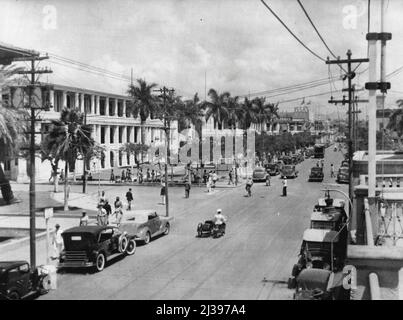 Tour reale della Regina del Commonwealth -- a spettacoli, King Street, Kingston, Giamaica, Majesty la Regina visiterà Kingston Novembre 25, e trascorrerà due giorni lì. Le strade sono state decorate in modo speciale l'occasione con archi Triumphal e ***** di coniglietti colorati. Novembre 24, 1953. (Foto di Paul Popper). Foto Stock