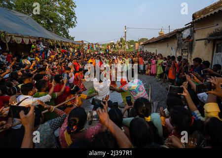 Bandel, Bengala Occidentale, India. 6th Apr 2022. Il festival Vel Vel si svolge nel distretto di Hooghly, nello stato indiano del Bengala Occidentale. E' originariamente un tradizionale festival annuale di Thaipusam del Tamil Nadu e dello Sri Lanka. I devoti eseguono vari rituali durante il festival. Questa comunità tamil osserva il festival 'Vel Vell' per adorare Lord Murugan, il dio indù della guerra e un figlio di Shiva. Molti devoti perforano la pelle del corpo, la lingua o le guance con spiedini di acciaio duro mentre intraprendono una processione verso il tempio. (Credit Image: © Saurabh Sirohiya/ZUMA Press Wire) Foto Stock