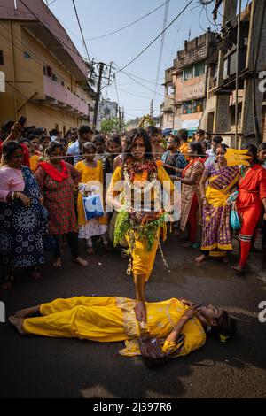 Bandel, Bengala Occidentale, India. 6th Apr 2022. Il festival Vel Vel si svolge nel distretto di Hooghly, nello stato indiano del Bengala Occidentale. E' originariamente un tradizionale festival annuale di Thaipusam del Tamil Nadu e dello Sri Lanka. I devoti eseguono vari rituali durante il festival. Questa comunità tamil osserva il festival 'Vel Vell' per adorare Lord Murugan, il dio indù della guerra e un figlio di Shiva. Molti devoti perforano la pelle del corpo, la lingua o le guance con spiedini di acciaio duro mentre intraprendono una processione verso il tempio. (Credit Image: © Saurabh Sirohiya/ZUMA Press Wire) Foto Stock