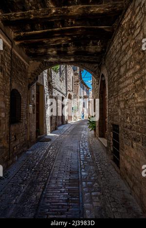 Stretto passaggio sotto un arco a Spello (PG), Umbria, Italia Foto Stock