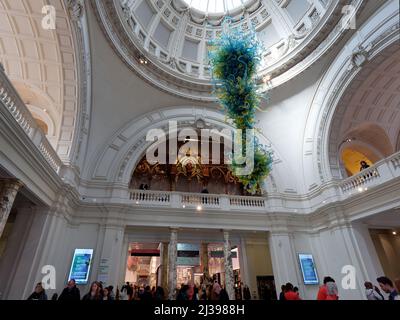 Interno del Victoria and Albert Museum che mostra la hall d'ingresso, la reception e il lampadario della rotonda. Londra. Foto Stock