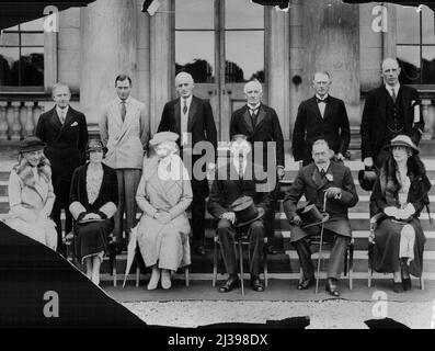 Fotografia esclusiva del Royal House Party a Harewood House, Yorkshire. Una fotografia esclusiva e ufficiale scattata presso la casa di Harewood, durante la recente visita reale nello Yorkshire. Back Row - da sinistra a destra - Sir B. Godfrey Faussett, Prince George, Mitchell (segretario), Sir E. Milton Young (ministro presente), Sir Guy Graham e Lord Irwin. Prima fila - da sinistra a destra - Lady Bertha Dawkins, (Lady-in-Waiting), Lady Irwin, H.R.H. Regina Maria, Lord Harewood, Re George e Lady Graham. Agosto 26, 1933. (Foto di Topical Press). Foto Stock