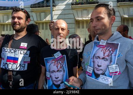 Parigi, Francia, LGBT dimostrazione contro la persecuzione russa di Gays in Russia, manifestanti di folla, al di fuori dell'ambasciata russa, uomini che tiene le foto di Vladimir Poutin con il sangue, violenza contro gli uomini gay Foto Stock