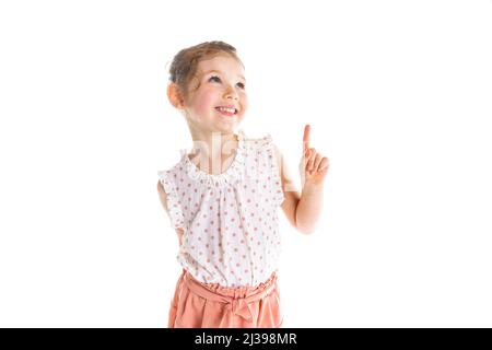 carino pensivo cinque anni ragazza caucasica posa isolato su bianco. Foto Stock