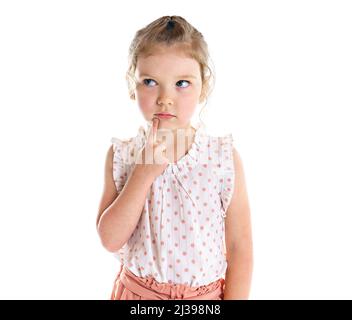 carino pensivo cinque anni ragazza caucasica posa isolato su bianco. Foto Stock