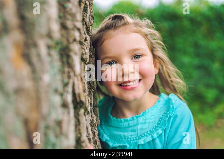 bambina in estate sulla natura bambina Foto Stock