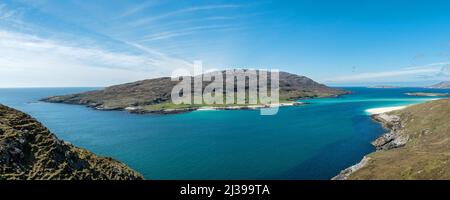 Vista panoramica della piccola e remota isola Ebridea di scarpa e Caolas una scarpa come visto da Hushinish sull'isola di Harris, Scozia, Regno Unito Foto Stock