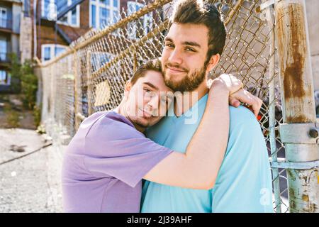 Coppia gay che si divertono sulla strada della città Foto Stock