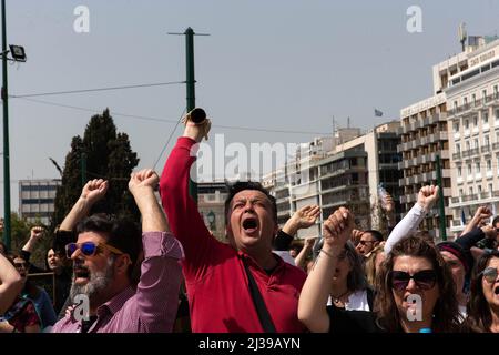 Atene, Grecia. 6th Apr 2022. I manifestanti hanno gridata gli slogan nel centro di Atene, in Grecia, il 6 aprile 2022. Decine di migliaia di greci hanno abbandonato il lavoro in tutto il paese mercoledì per partecipare a uno sciopero generale di 24 ore sui costi elevati di riscaldamento, elettricità e alloggio. I servizi pubblici e i trasporti sono stati interrompiti. Credit: Marios Lolos/Xinhua/Alamy Live News Foto Stock