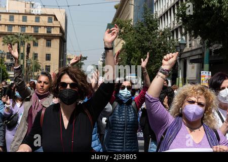 Atene, Grecia. 6th Apr 2022. I manifestanti hanno gridata gli slogan nel centro di Atene, in Grecia, il 6 aprile 2022. Decine di migliaia di greci hanno abbandonato il lavoro in tutto il paese mercoledì per partecipare a uno sciopero generale di 24 ore sui costi elevati di riscaldamento, elettricità e alloggio. I servizi pubblici e i trasporti sono stati interrompiti. Credit: Marios Lolos/Xinhua/Alamy Live News Foto Stock