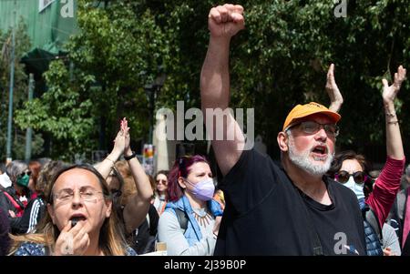 Atene, Grecia. 6th Apr 2022. I manifestanti hanno gridata gli slogan nel centro di Atene, in Grecia, il 6 aprile 2022. Decine di migliaia di greci hanno abbandonato il lavoro in tutto il paese mercoledì per partecipare a uno sciopero generale di 24 ore sui costi elevati di riscaldamento, elettricità e alloggio. I servizi pubblici e i trasporti sono stati interrompiti. Credit: Marios Lolos/Xinhua/Alamy Live News Foto Stock