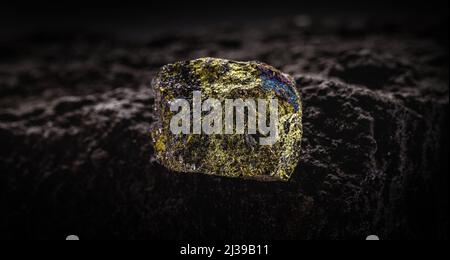 roccia con tracce di rame, estrazione del rame attraverso roccia basaltica. Foto Stock