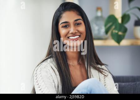 Ceneri amare il suo fine settimana da solo. Ritratto corto di una giovane donna attraente che si rilassa sul divano a casa. Foto Stock