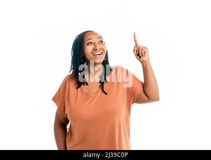 Bel ritratto di una donna africana che punta qualcosa Foto Stock