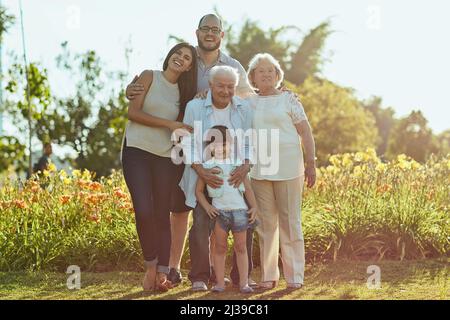 La migliore famiglia di benedizione di Lifes. Scatto di una famiglia felice di tre generazioni che trascorrono del tempo di qualità insieme nel parco. Foto Stock