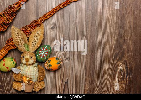 Uova di Pasqua colorate, coniglietto, salice rami banner.sopra vista con copia space.Happy Pasqua Decorazione sfondo, colorato dipinto a mano decorato Eggs.S Foto Stock