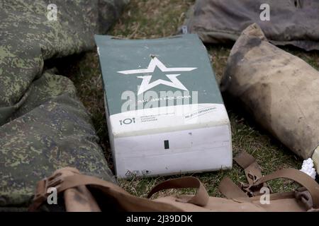 BUCA, UCRAINA - 5 APRILE 2022 - un pacchetto di razione campo vuoto lasciato da invasori russi si trova sul terreno nella regione liberata di Buca, Kiev, Nor Foto Stock