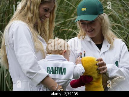 Augusta, Stati Uniti. 06th Apr 2022. Kelley Rahm, moglie Jon Rahm di Spagna, (L) e Clare Fleetwood, moglie di Tommy Fleetwood in Inghilterra, guardano come il figlio di Rahm Kepa gioca con una cover del club durante il Par 3 Contest al torneo di golf Masters presso l'Augusta National Golf Club di Augusta, Georgia, mercoledì 6 aprile 2022. Foto di Bob strong/UPI Credit: UPI/Alamy Live News Foto Stock