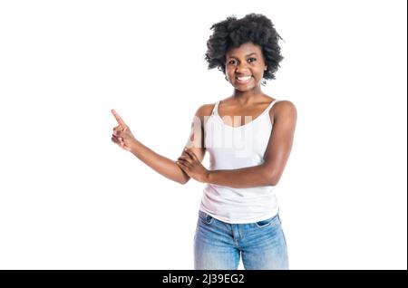 Giovane teen africano nero isolato su sfondo bianco che indica qualcosa Foto Stock