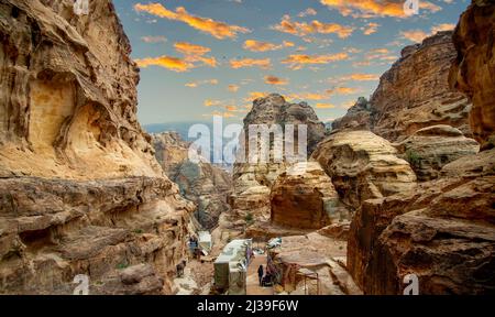 Paesaggio spettacolare a Petra Jordan 20 febbraio 2020 , un sentiero che conduce al monastero su cui si trovano molti negozi di souvenir Foto Stock