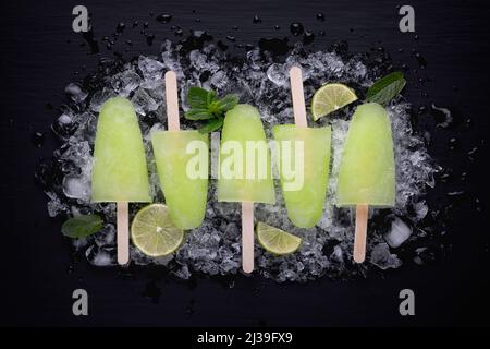 Popsicles fatti in casa con succo di lime e menta, ghiaccio di frutta mojito Foto Stock