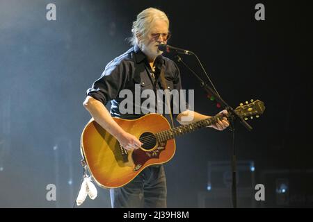 Greg Keelor, membro della band country rock canadese Blue Rodeo, si esibisce in uno spettacolo esaurito presso la Massey Hall di Toronto. Foto Stock