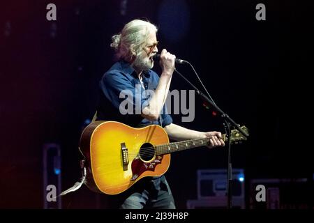 Greg Keelor, membro della band country rock canadese Blue Rodeo, si esibisce in uno spettacolo esaurito presso la Massey Hall di Toronto. Foto Stock