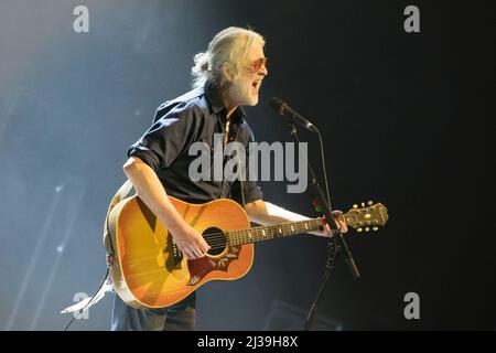 Greg Keelor, membro della band country rock canadese Blue Rodeo, si esibisce in uno spettacolo esaurito presso la Massey Hall di Toronto. Foto Stock