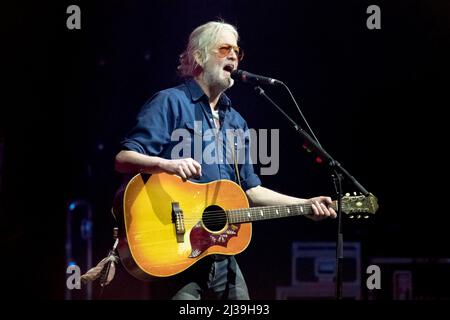 Greg Keelor, membro della band country rock canadese Blue Rodeo, si esibisce in uno spettacolo esaurito presso la Massey Hall di Toronto. Foto Stock