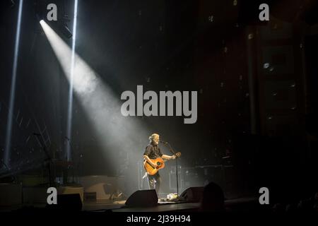 Greg Keelor, membro della band country rock canadese Blue Rodeo, si esibisce in uno spettacolo esaurito presso la Massey Hall di Toronto. Foto Stock