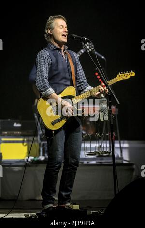 Jim Cuddy, membro della band country rock canadese Blue Rodeo, si esibisce in uno spettacolo esaurito presso la Massey Hall di Toronto. Foto Stock